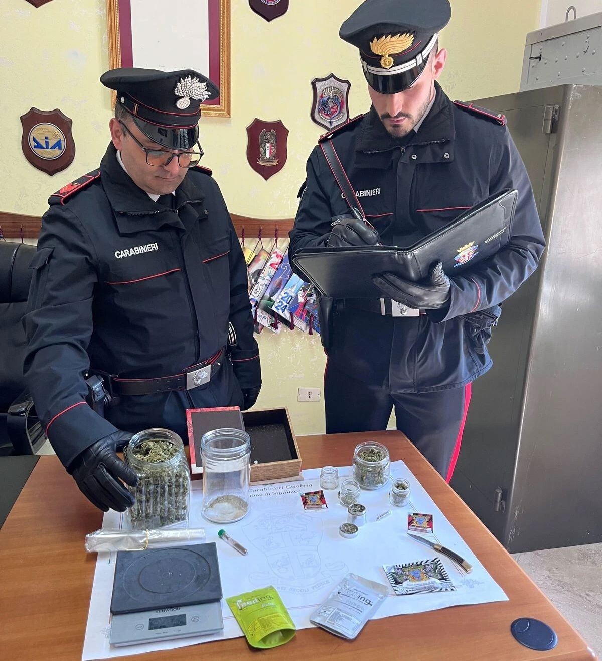 images Squillace, con droga in auto e in casa: denunciato 