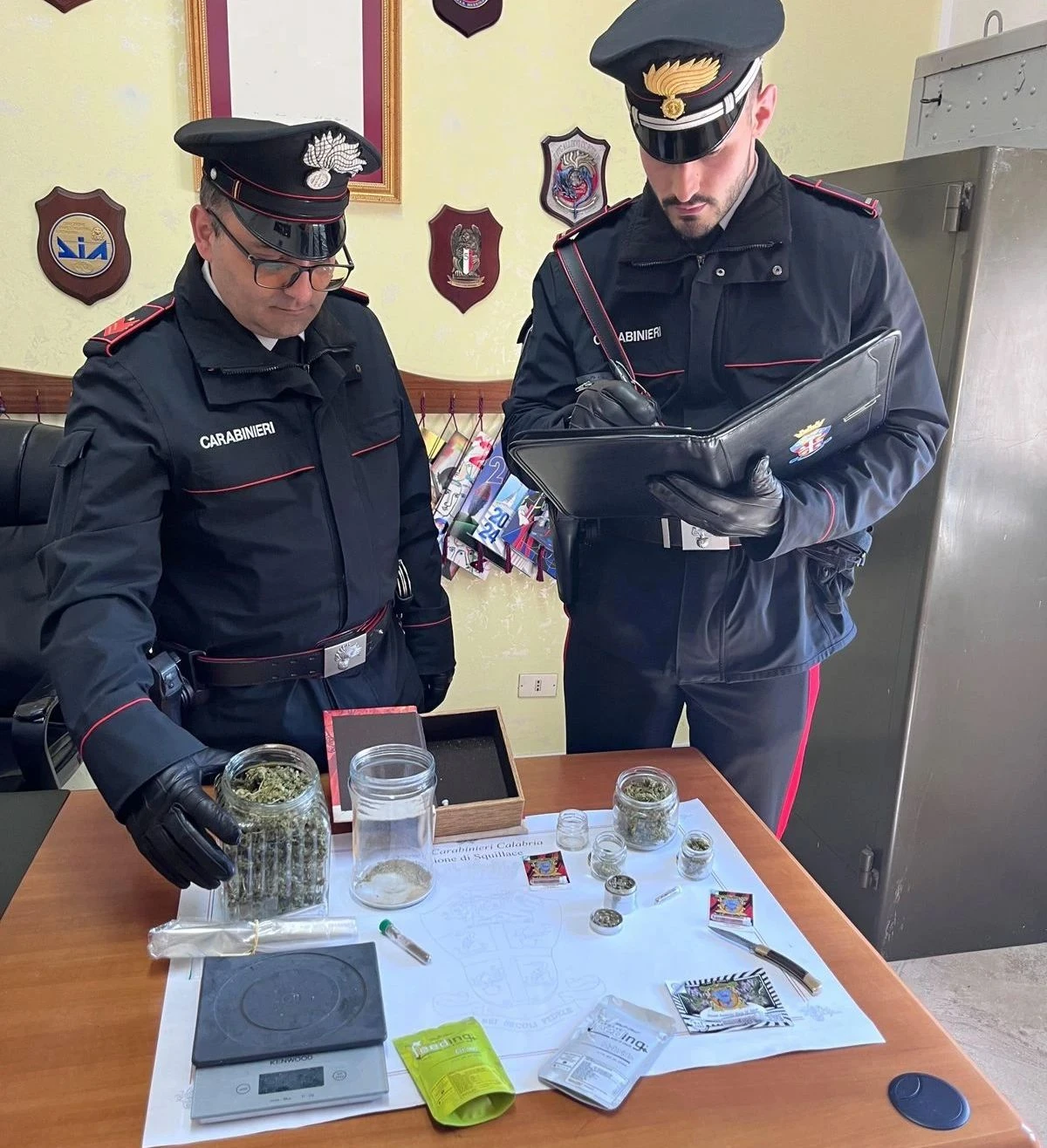 Squillace, con droga in auto e in casa: denunciato 