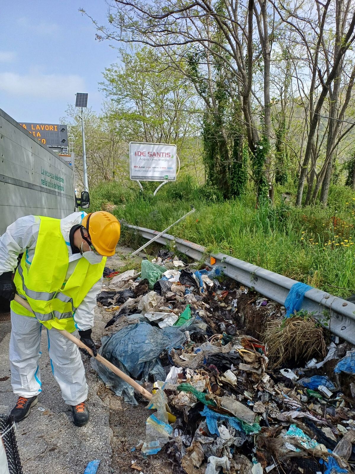 images Anas a lavoro per ripulire la Ss 280 "dei Due Mari" dai rifiuti abbandonati (VIDEO)