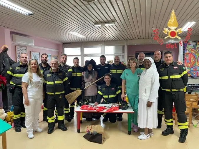 images La Befana dei Vigili del fuoco fa visita all’ospedale di Lamezia Terme
