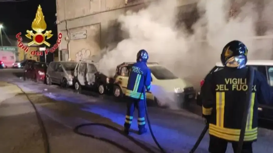 images Crotone, auto in fiamme nella notte: il fuoco sfiora anche altre vetture in sosta