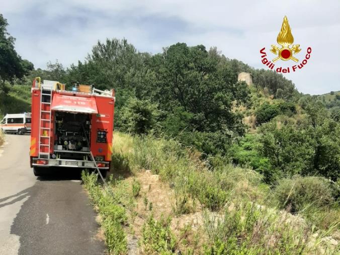 images Miglierina, un’auto finisce fuori strada: salvato dai Vigili del fuoco  