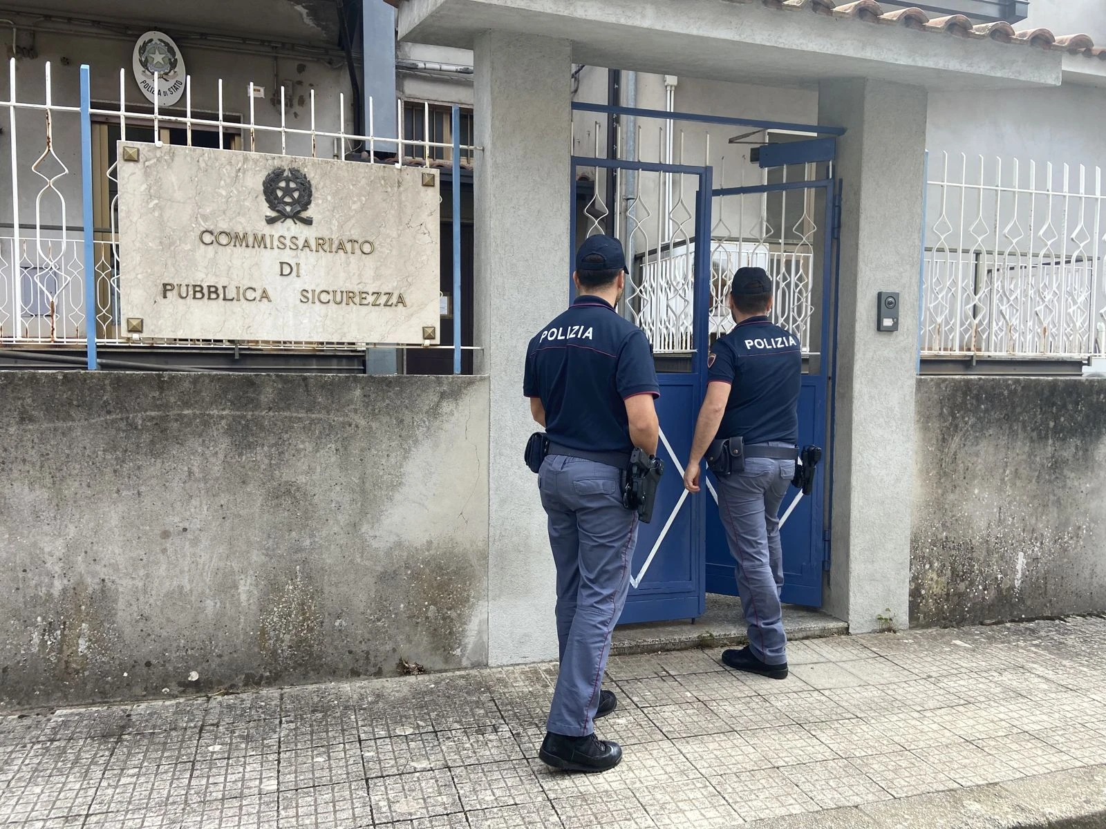Alla festa patronale con coltelli e pistole: denunciati ragazzi tra i 15 e i 17 anni nel Reggino