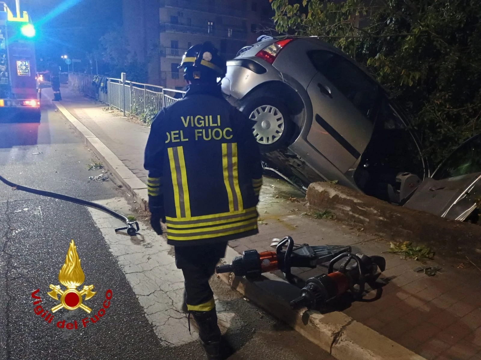 Incidente a Crotone, auto coinvolta vicino alla rotatoria: donna e bambino soccorsi