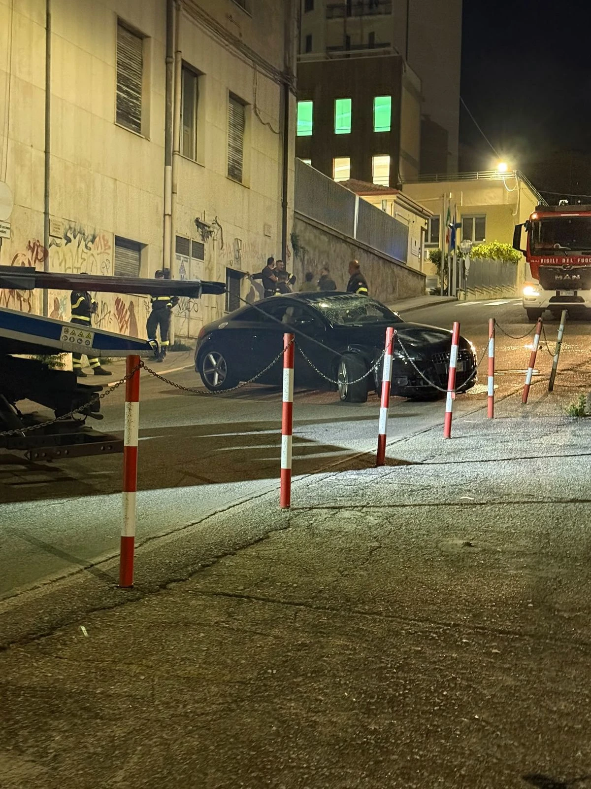 Catanzaro, auto esce fuori strada  davanti alla caserma dei vigili del fuoco