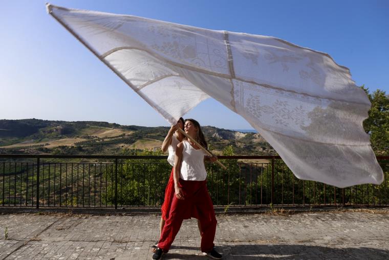 “Ricerca di Residenza Artistica”: domani “Il Pesce d'Oro” al Castello di Squillace images “Ricerca di Residenza Artistica”: domani “Il Pesce d'Oro” al Castello di Squillace