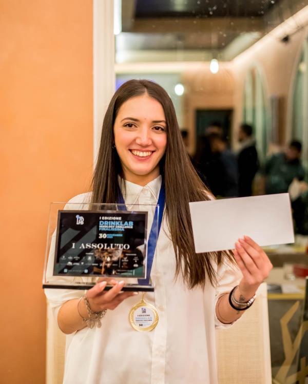 images Catanzaro. DrinkLab Mixology Challenge: vince la barlady Sofia Monterosso con il suo "Senti che profumo"
