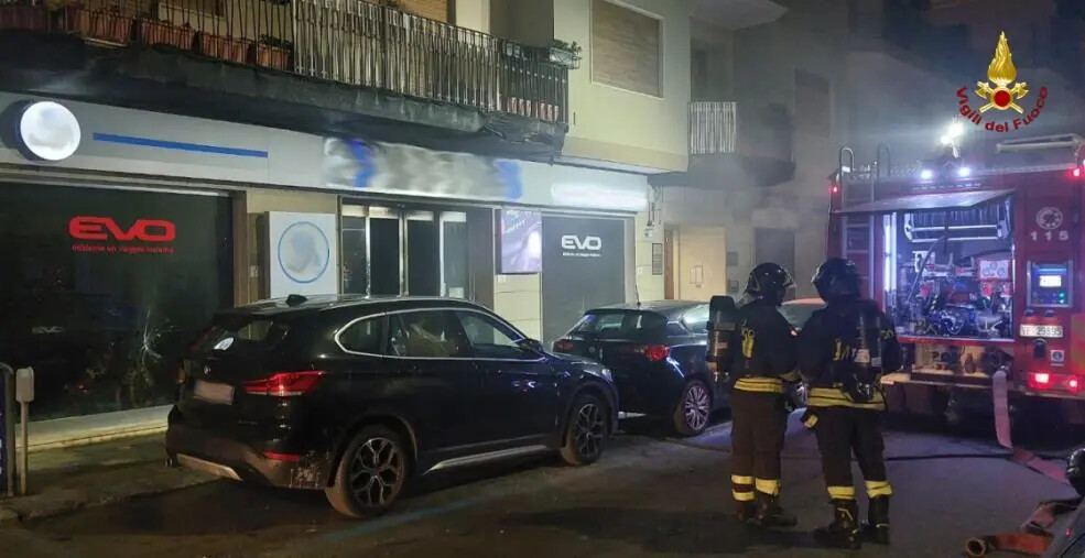 Reggio, in fiamme un autosalone: evacuato l’intero stabile images Reggio, in fiamme un autosalone: evacuato l’intero stabile