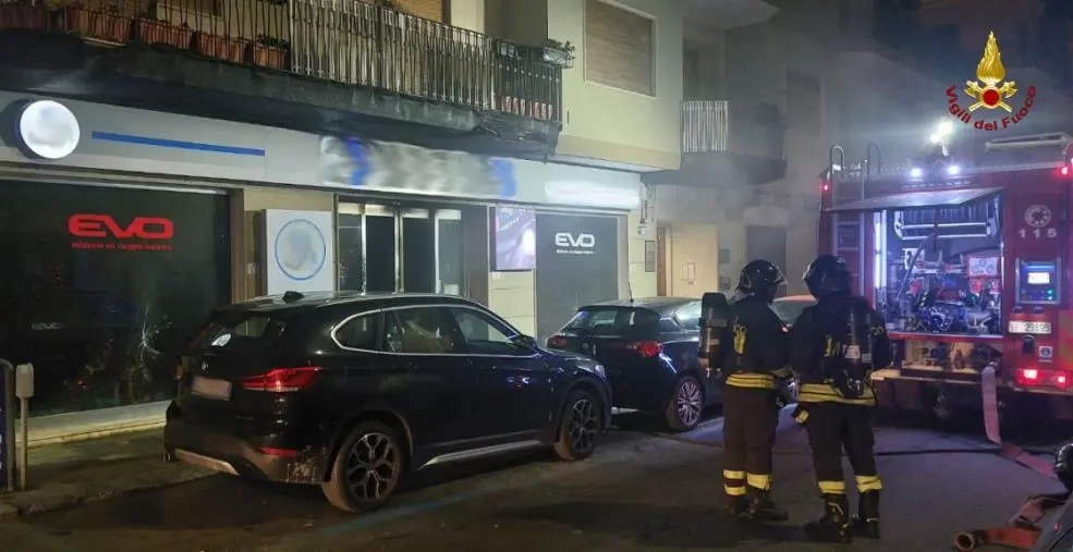 images Reggio, in fiamme un autosalone: evacuato l’intero stabile 