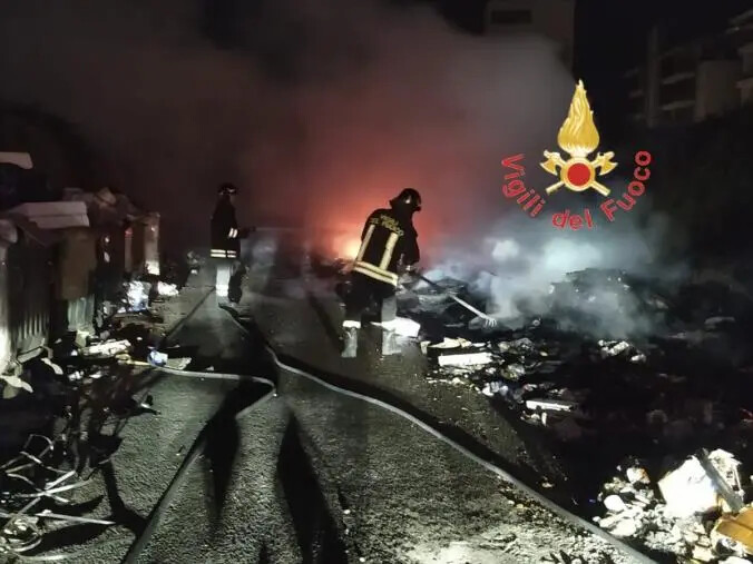 images In fiamme il campo rom di Scordovillo a Lamezia Terme