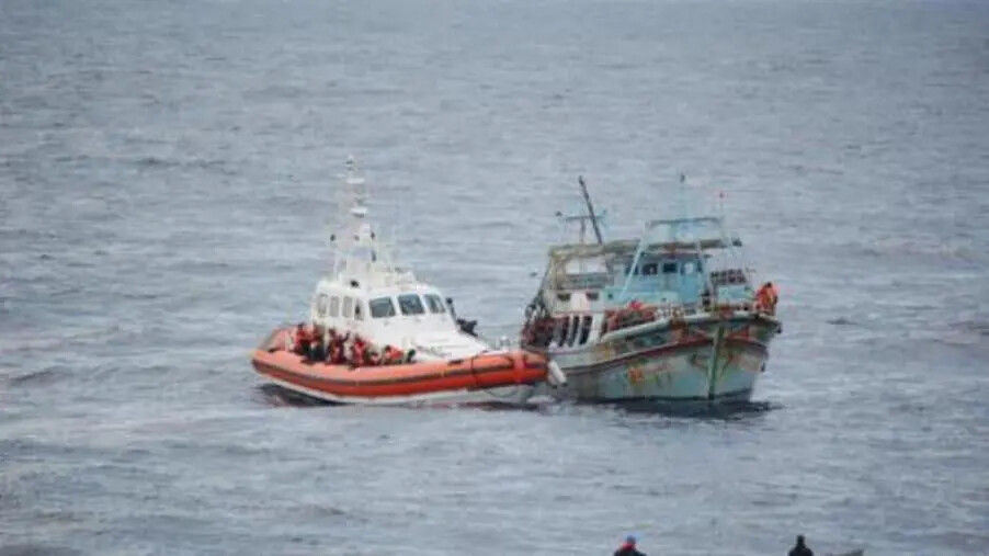 Migranti, 32 persone sbarcate a Roccella Jonica images Migranti, 32 persone sbarcate a Roccella Jonica