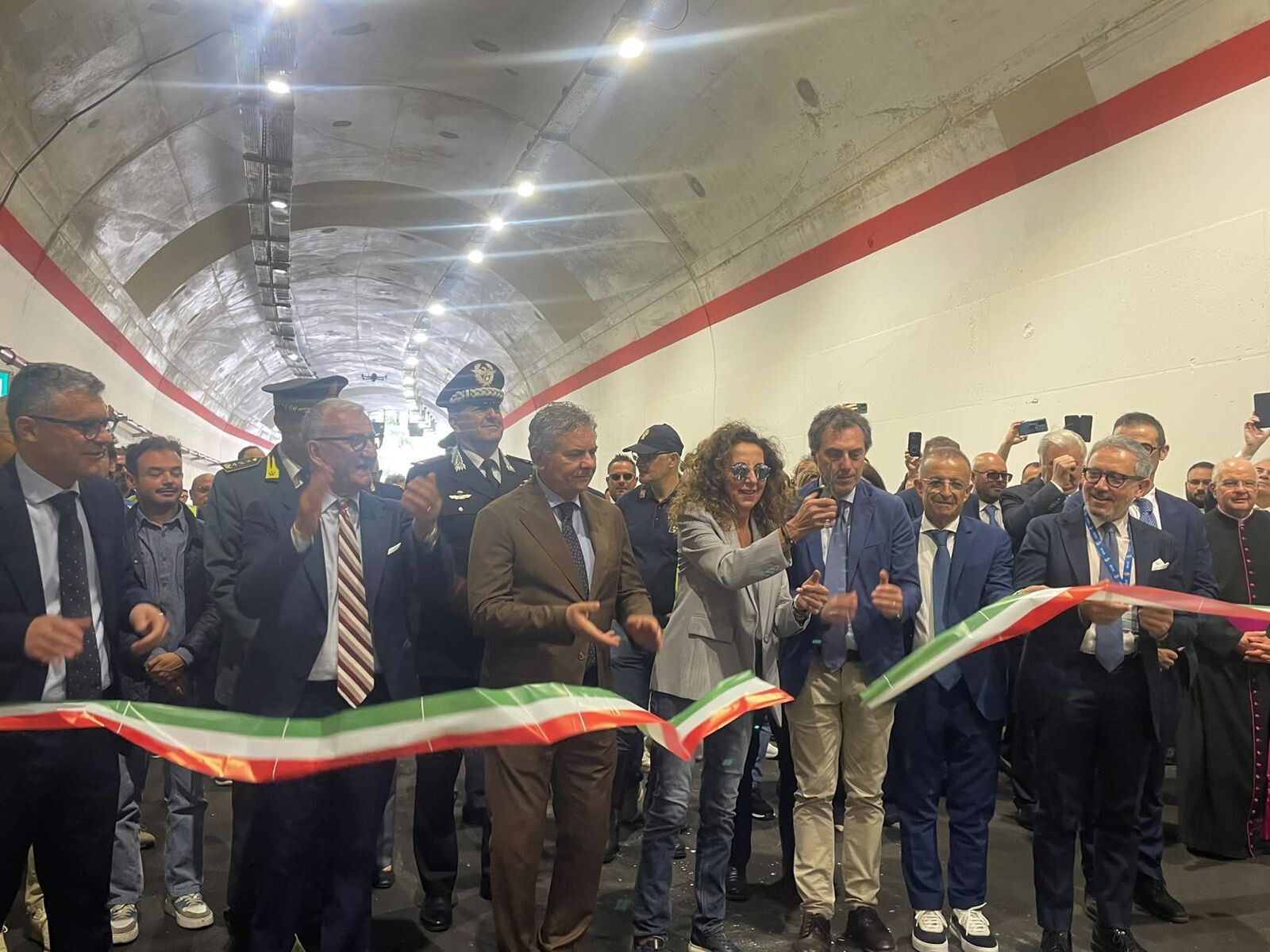 Catanzaro, inaugurata la galleria del Sansinato: oggi la riapertura al traffico (VIDEO) images Catanzaro, inaugurata la galleria del Sansinato: oggi la riapertura al traffico (VIDEO)