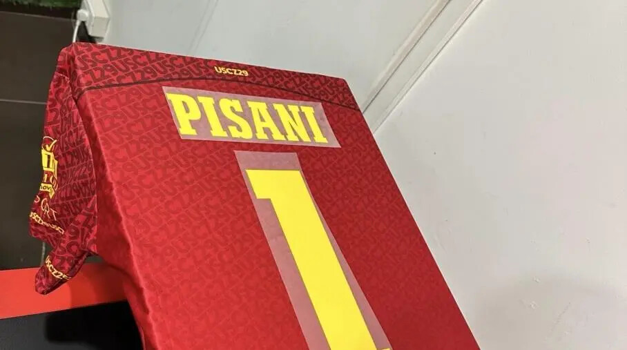 Fede giallorossa per il Capo della Polizia, la Digos lo omaggia di una maglia speciale images Fede giallorossa per il Capo della Polizia, la Digos lo omaggia di una maglia speciale