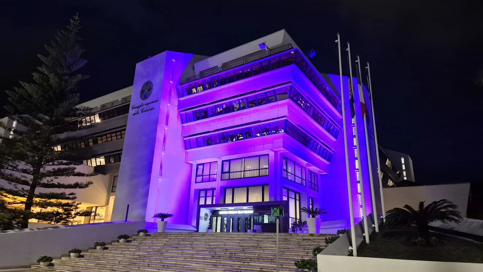 Palazzo Campanella si colora di viola per la Giornata mondiale contro il cancro 