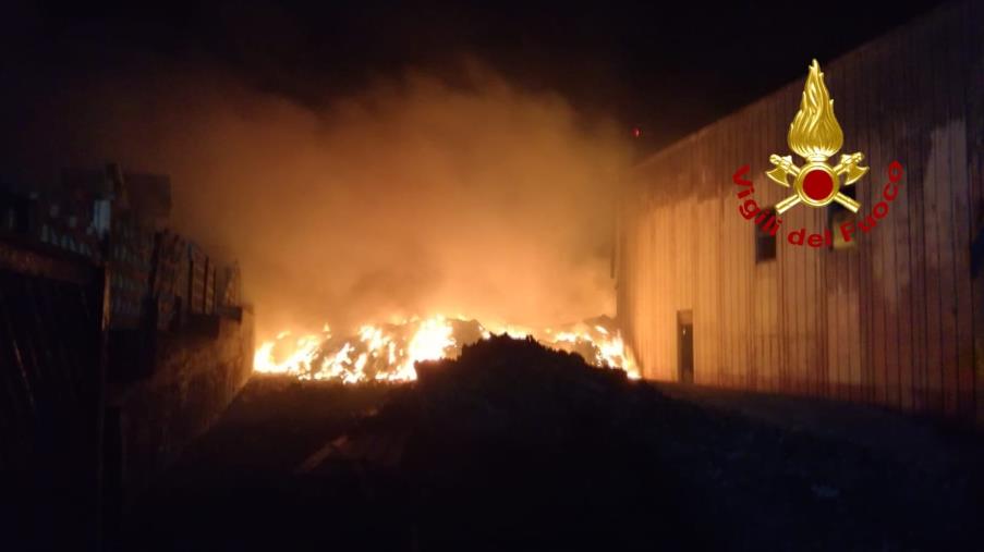 images Squillace, ancora in fiamme i rifiuti davanti alla ditta Ecomanagement in località “Fiasco Baldaia“