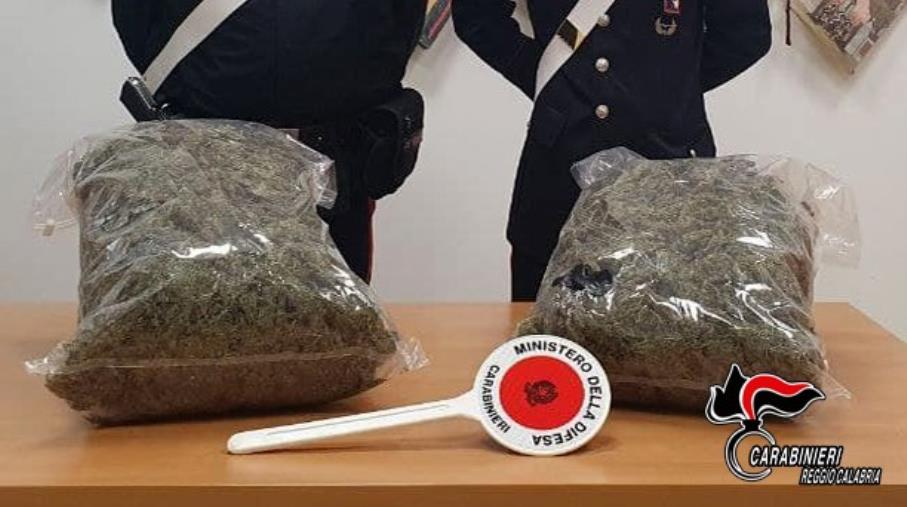 images Gioia Tauro. Oltre tre chili di marijuana nascosti nella lavatrice: nei guai un 57enne e un 44enne