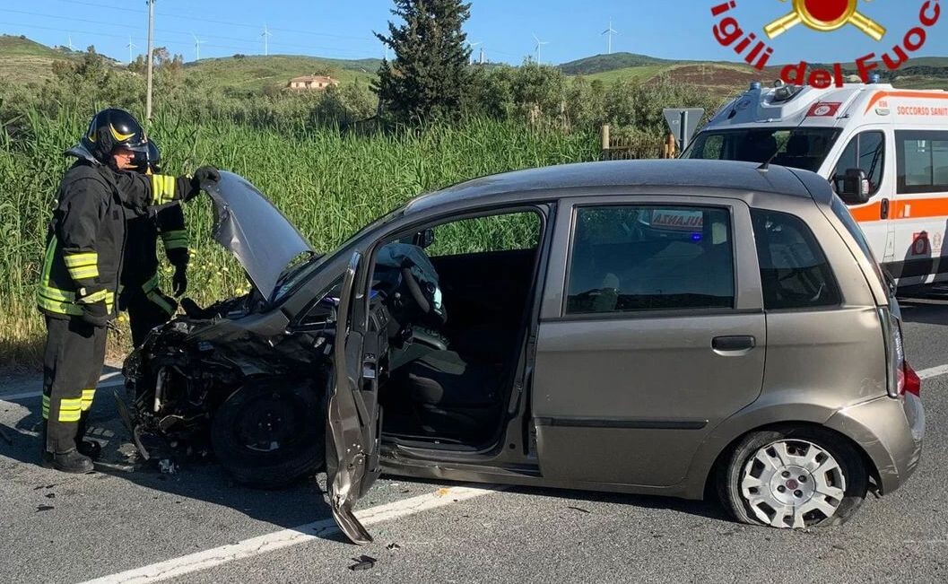 Violento scontro sulla Statale 106 nel crotonese, tre feriti: uno è grave images Violento scontro sulla Statale 106 nel crotonese, tre feriti: uno è grave
