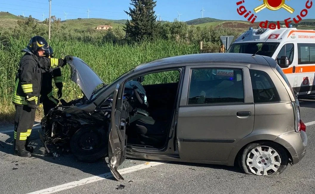 Violento scontro sulla Statale 106 nel crotonese, tre feriti: uno è grave