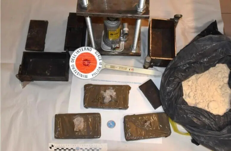Scoperto a Cutro un deposito e laboratorio artigianale di droga images Scoperto a Cutro un deposito e laboratorio artigianale di droga