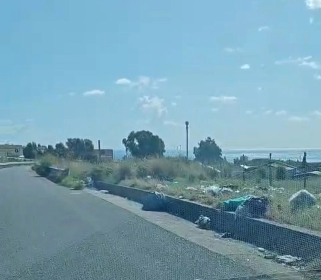 SP48 a Catanzaro, Riccio: "Vergogna alla vigilia del 2 novembre rifiuti e degrado sulla strada per il cimitero di Lido"