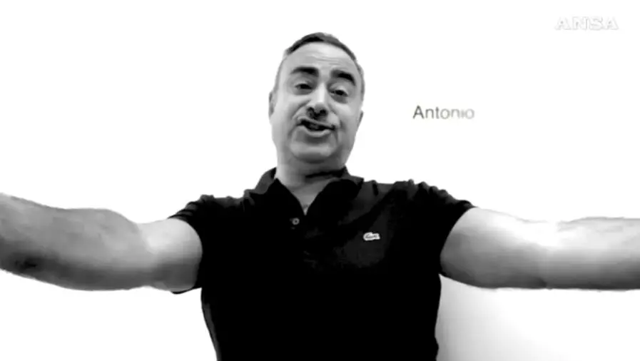 images Antonio Pascuzzo nel videoclip che celebra la hit di Sergio Caputo
