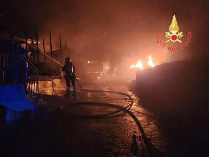 images Fiamme in un'attività commerciale nella notte a San Benedetto Ullano nel Cosentino