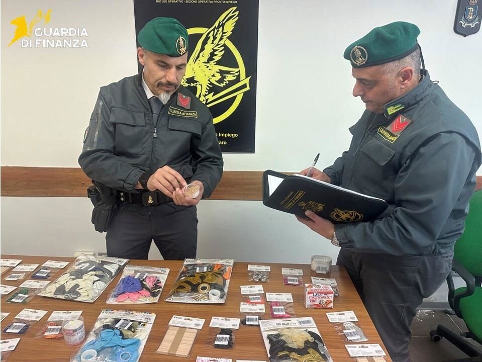 Catanzaro, sequestrati oltre 36.000 tra articoli casalinghi e giocattoli contraffatti e non sicuri images Catanzaro, sequestrati oltre 36.000 tra articoli casalinghi e giocattoli contraffatti e non sicuri