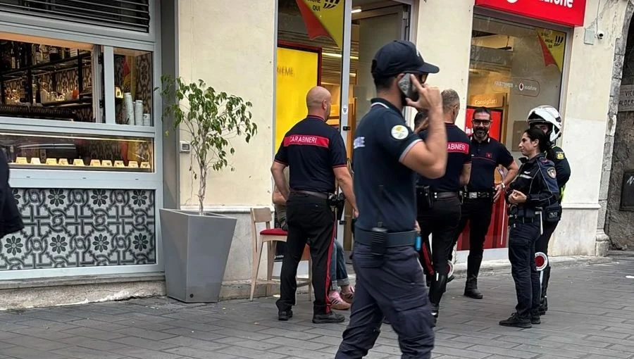 Catanzaro, donna dà in escandescenza su Corso Mazzini: intervengono i carabinieri 