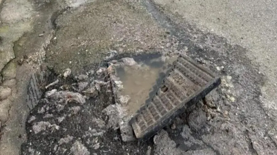 images Fogna invade via Emilia a Catanzaro, Costanzo: "Urge intervento per salvaguardare l'igiene pubblica"