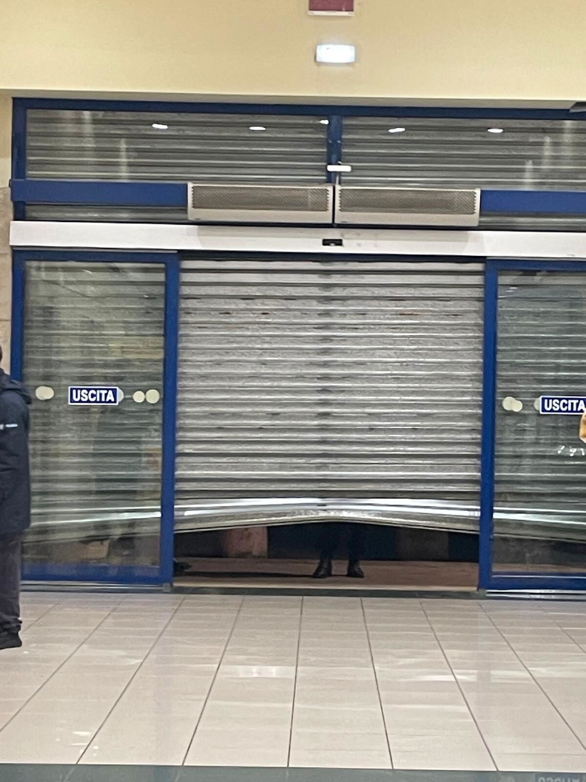 images Tentato colpo al Centro Commerciale “Le Vigne” a Castrovillari: ladri messi in fuga dall’allarme