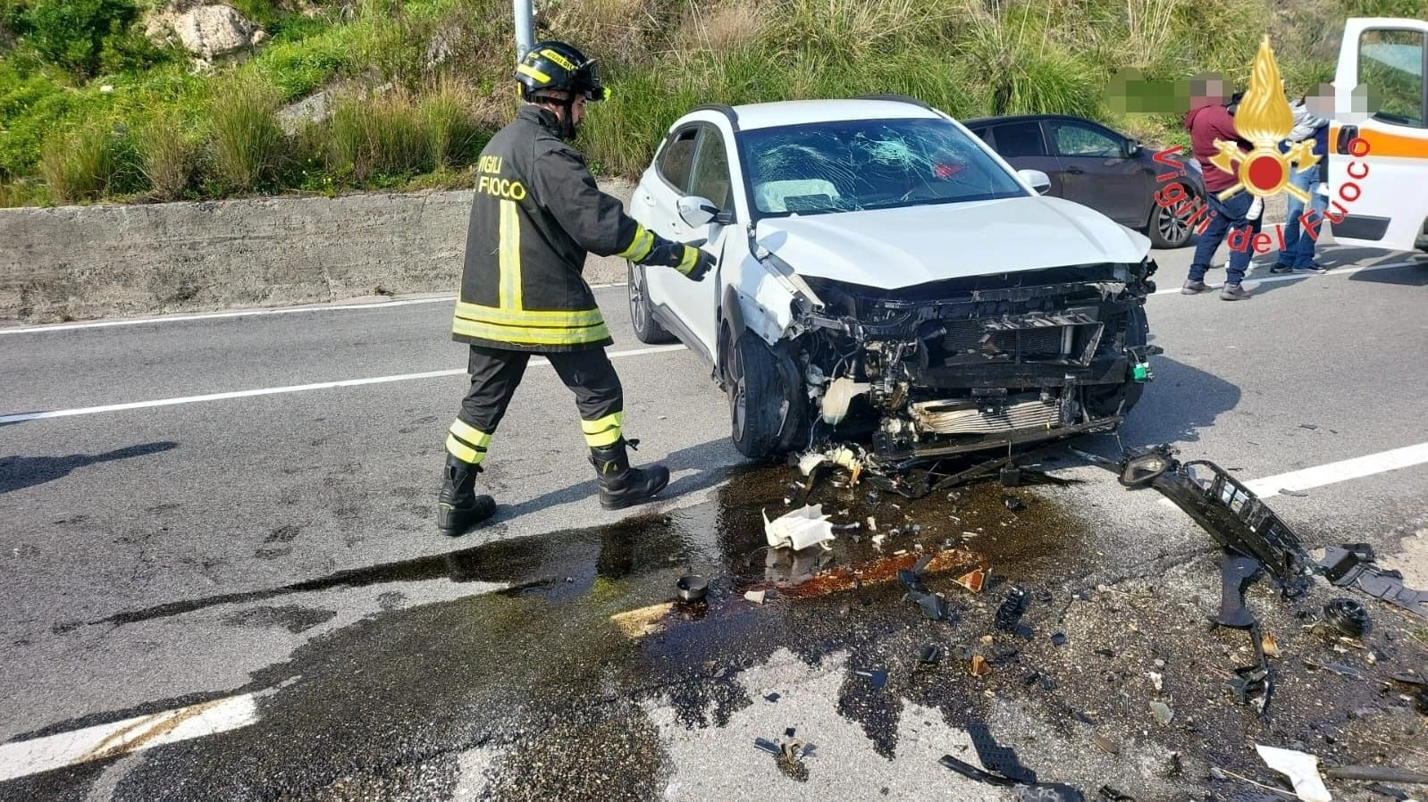 Paura a Catanzaro, auto sbatte contro un muro: feriti tre bambini
