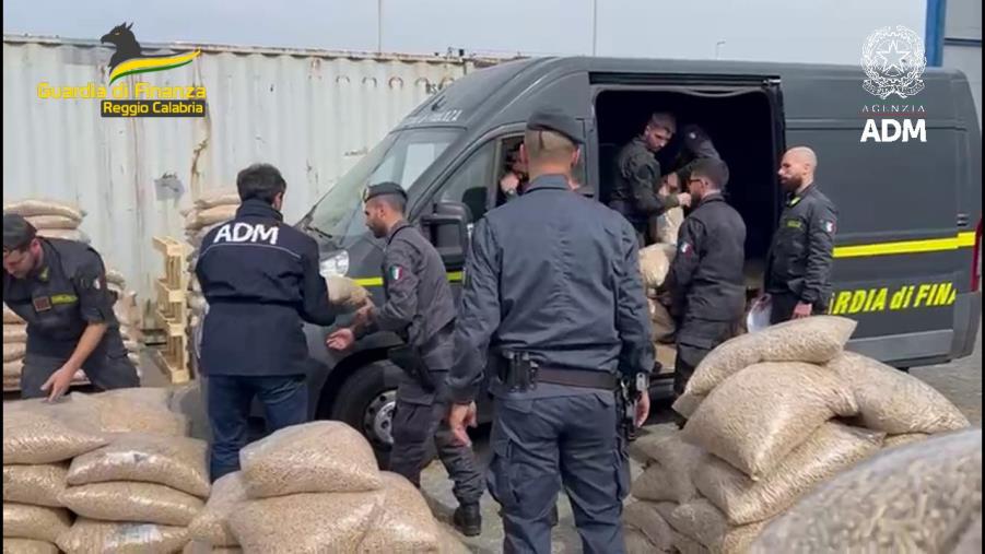 images Maxi sequestro di cocaina a Reggio Calabria: oltre una tonnellata di droga nascosta nei sacchi di pellet