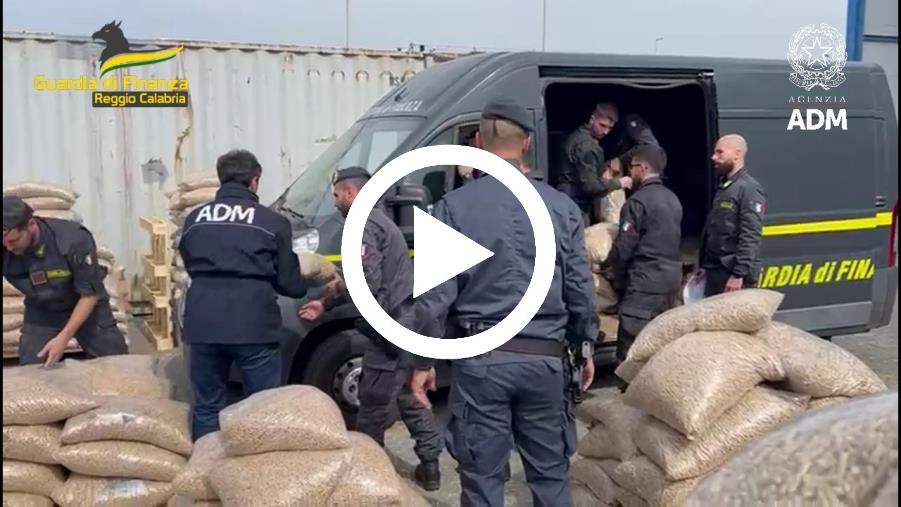 images Maxi sequestro di cocaina a Reggio Calabria: oltre una tonnellata di droga nascosta nei sacchi di pellet