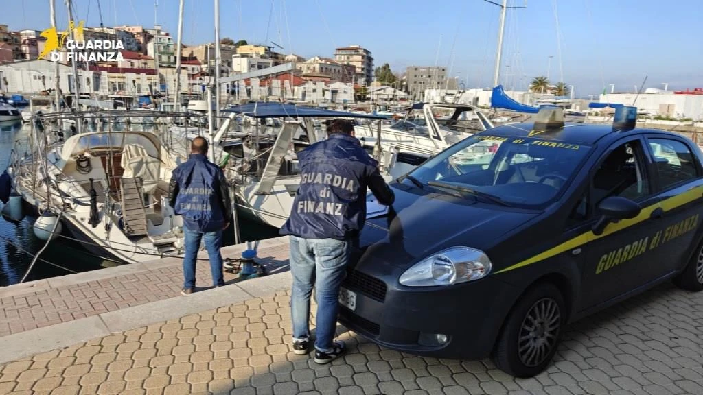 Crotone, scoperta imbarcazione estera non dichiarata: sanzione fino a 115 mila euro
