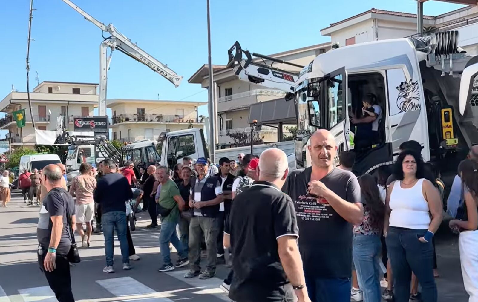 images Davoli, la protesta contro il caro carburante continua ad oltranza: "Non ce la facciamo più"