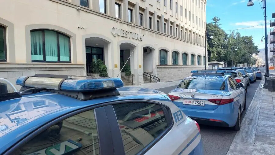 Reggio, le rubano la borsa agganciata al manubrio della moto: 3 arresti images Reggio, le rubano la borsa agganciata al manubrio della moto: 3 arresti