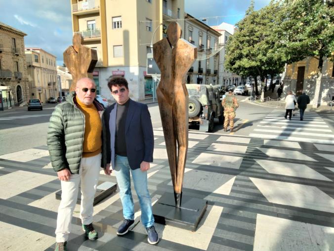 images Catanzaro, l'omaggio ai Bronzi di Riace nelle nuove statue installate in piazza Matteotti