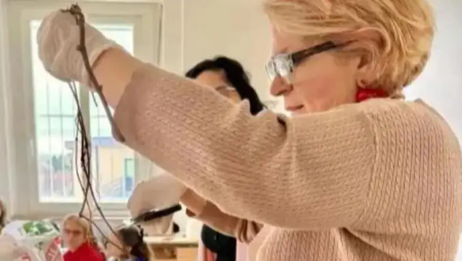 Crotone, laboratorio uova rosse Arbëresh a scuola: torna in vita un rito antico di comunità images Crotone, laboratorio uova rosse Arbëresh a scuola: torna in vita un rito antico di comunità