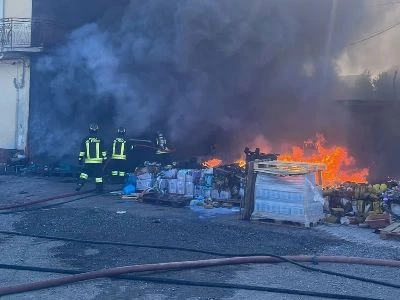 A fuoco deposito e attività commerciale a Lamezia Terme