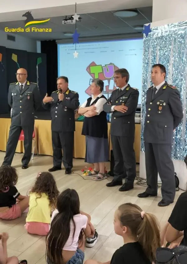 Catanzaro, il comandante provinciale della Guardia di Finanza in visita alle "Suore delle Poverelle" images Catanzaro, il comandante provinciale della Guardia di Finanza in visita alle "Suore delle Poverelle"
