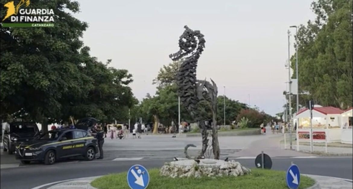 Guardia di Finanza, maggiori controlli per un'estate più sicura: nel Soveratese lotta ai "falsi" e al lavoro "nero" images Guardia di Finanza, maggiori controlli per un'estate più sicura: nel Soveratese lotta ai "falsi" e al lavoro "nero"