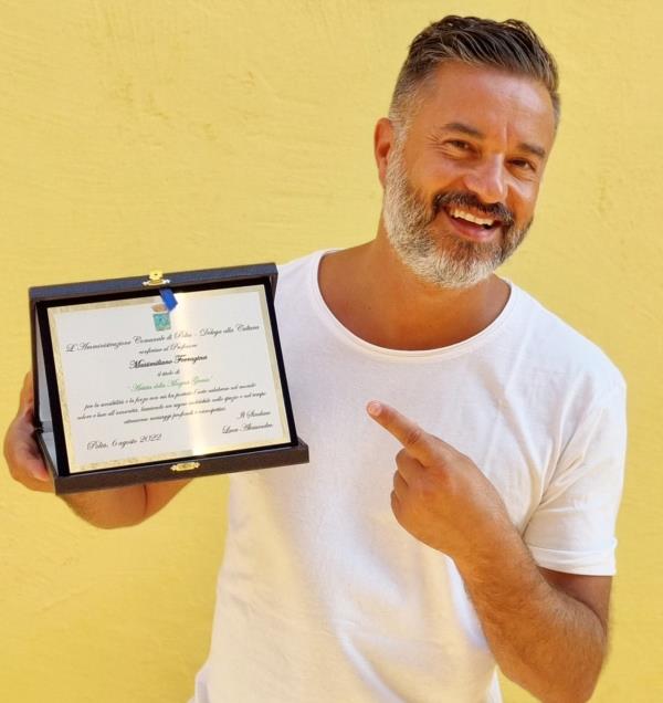 images Massimiliano Ferragina dipinge e convince: l'artista calabrese premiato al festival di Polia 