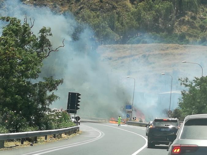 images Incendio sulla statale 106: traffico bloccato a Copanello 