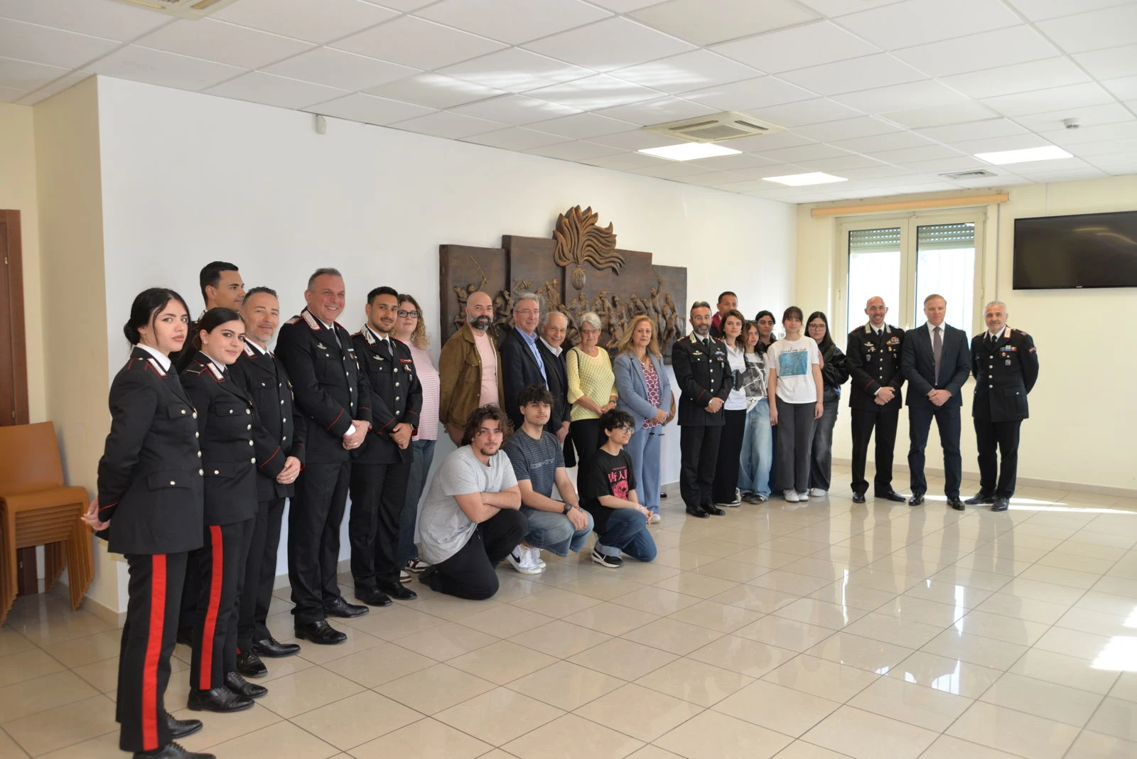 L'arte celebra l'eroismo: il Liceo artistico di Siderno dona ai Carabinieri di Locri un'opera ritraente la gloriosa battaglia di Culquaber 