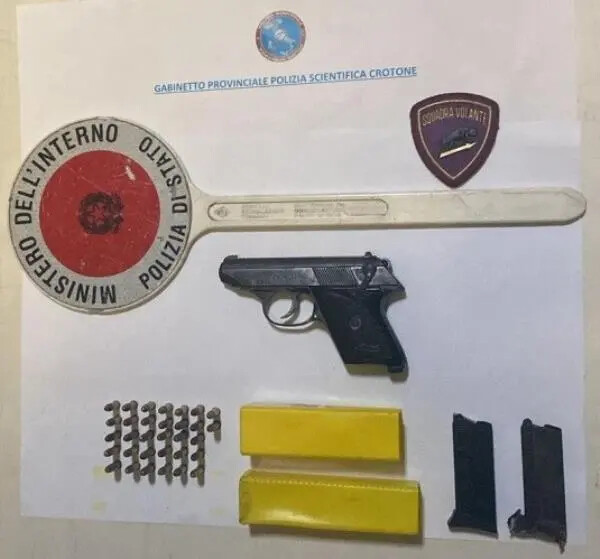 images Controlli in centro a Crotone: trovata una pistola in una fioriera e denunciato per droga un 44enne