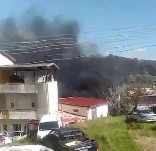 Catanzaro, incendio in un'autocarrozzeria nel quartiere Ianò images Catanzaro, incendio in un'autocarrozzeria nel quartiere Ianò