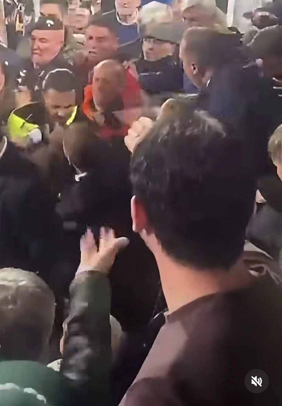 Palermo-Catanzaro, fermati 2 tifosi rosanero dopo i disordini in tribuna