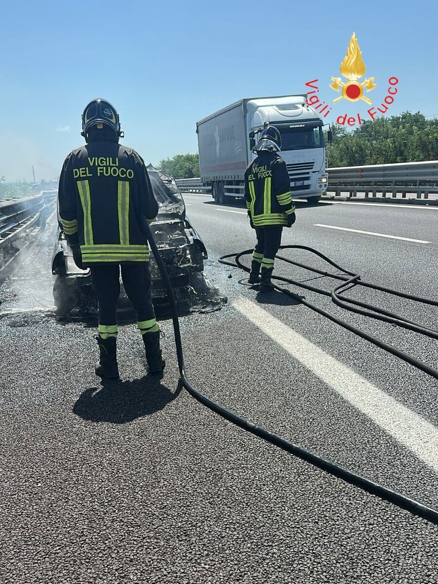 In fiamme un'auto sull'A2 a Lamezia: illesi i passeggeri images In fiamme un'auto sull'A2 a Lamezia: illesi i passeggeri