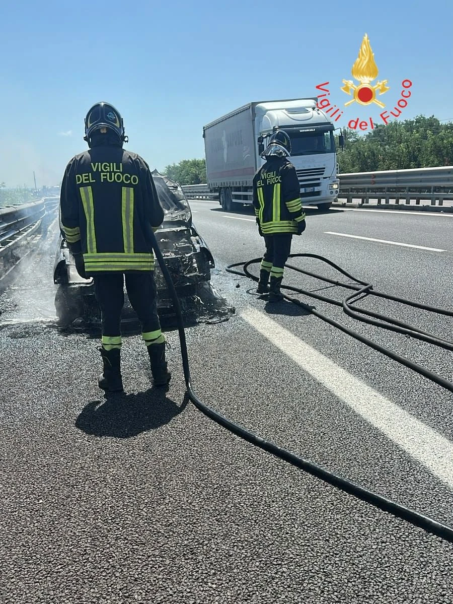 In fiamme un'auto sull'A2 a Lamezia: illesi i passeggeri 