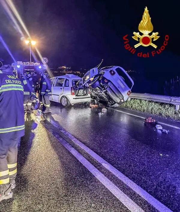 Cosenza, un incidente tra due auto: c'è un morto, è un giovane images Cosenza, un incidente tra due auto: c'è un morto, è un giovane